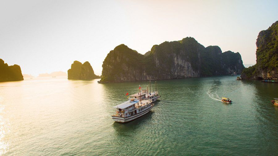 Góc nhìn toàn cảnh Vịnh Hạ Long từ boong tàu, minh họa cho kinh nghiệm thuê tàu và chọn tuyến tham quan.
