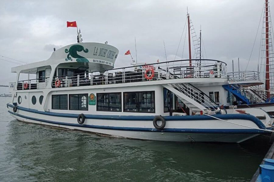 Tàu vỏ sắt hiện đại trên vịnh Hạ Long, thể hiện sự thoải mái và tiện nghi hơn cho du khách.
