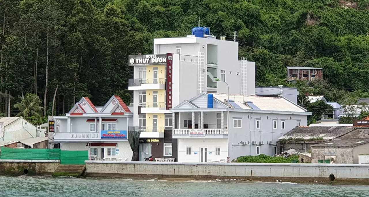 Khách sạn Thủy Dương Hòn Sơn với view trực diện cầu cảng, mang lại sự tiện nghi