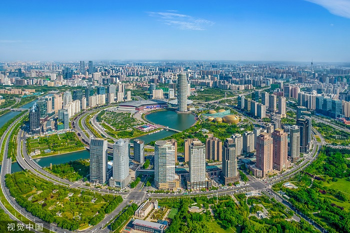 Thành phố Trịnh Châu, thủ phủ hiện đại của tỉnh Hà Nam Trung Quốc, nhìn từ trên cao với các tòa nhà cao tầng và đường phố nhộn nhịp.