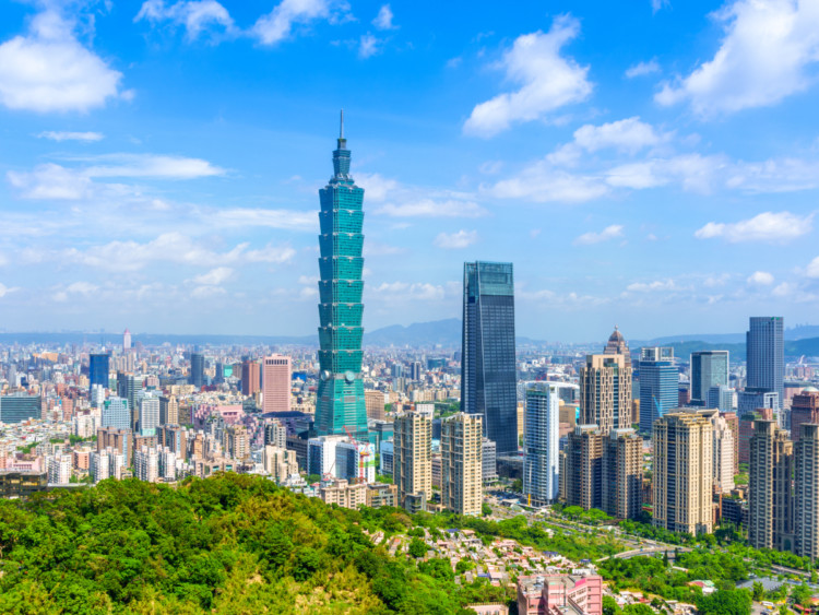 Tòa nhà Taipei 101 vươn cao giữa bầu trời xanh, biểu tượng hiện đại của Đài Loan