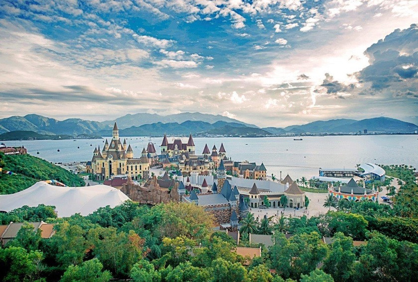 VinWonders Nha Trang toàn cảnh khu vui chơi giải trí trên đảo Hòn Tre rực rỡ