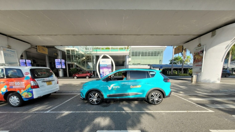 Xe taxi điện Xanh SM màu xanh lục lam tại khu vực đón khách sân bay Đà Nẵng