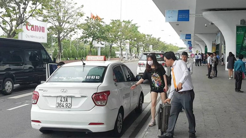 Khách du lịch dễ dàng đón taxi tại sân bay quốc tế Đà Nẵng