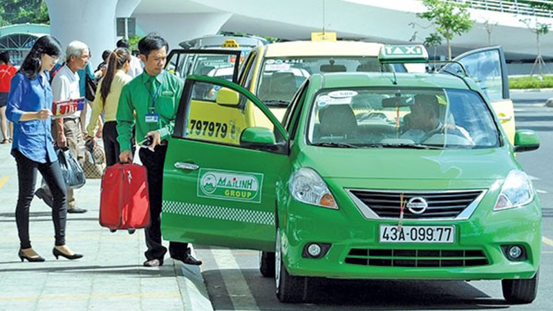 Xe taxi Mai Linh màu xanh lá cây đỗ tại sân bay Đà Nẵng