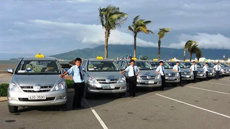 Xe taxi Sông Hàn màu vàng đỗ tại khu vực đón khách sân bay Đà Nẵng