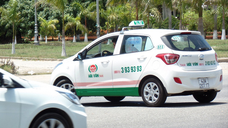 Dàn xe taxi Hải Vân màu trắng sọc xanh đỏ chuyên nghiệp tại Đà Nẵng