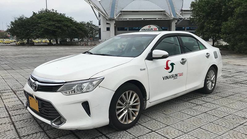 Hàng xe taxi Vinasun màu trắng xếp hàng chờ khách tại sân bay quốc tế Đà Nẵng