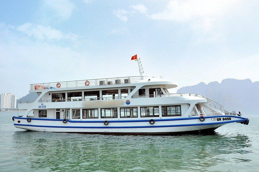 Tàu du lịch cỡ lớn đang neo đậu trên vịnh Hạ Long, sẵn sàng cho chuyến tham quan 7 tiếng.