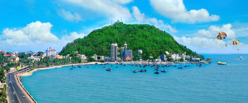 Thành phố Vũng Tàu nhìn từ trên cao với bờ biển cong và kiến trúc đô thị