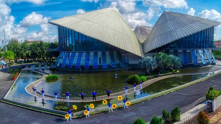 Bạc Liêu nằm bên ven biển vùng đồng bằng Sông Cửu Long