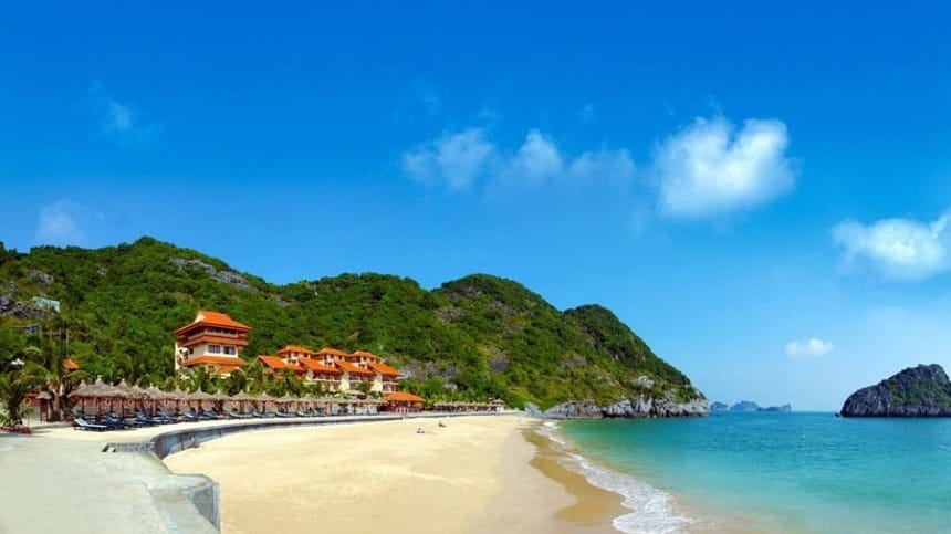 Bãi biển Đồ Sơn quen thuộc với du khách miền Bắc