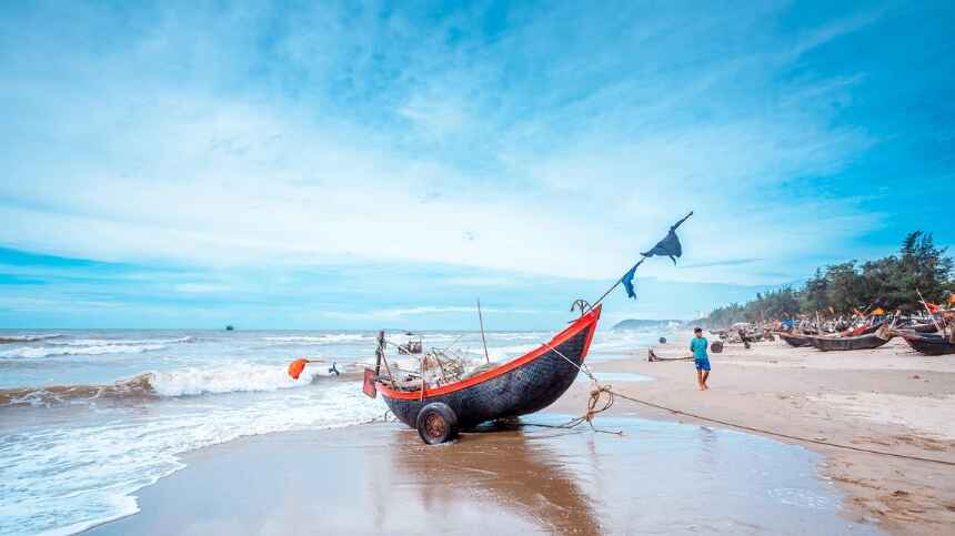 Bãi biển Sầm Sơn là địa điểm thu hút khách du lịch vào mùa hè