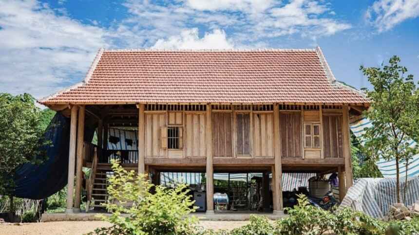 Bản Đôn mộc mạc với mái nhà sàn gỗ truyền thống