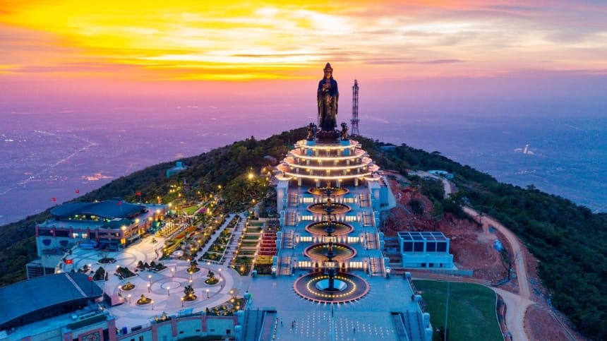 Bánh tráng phơi sương là thức quà không thể thiếu
