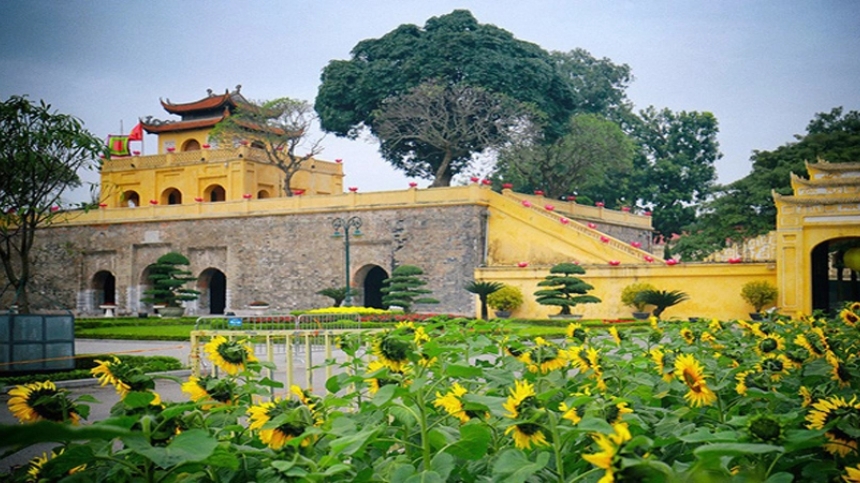 Bắt đầu hành trình tại cổng Đoan Môn