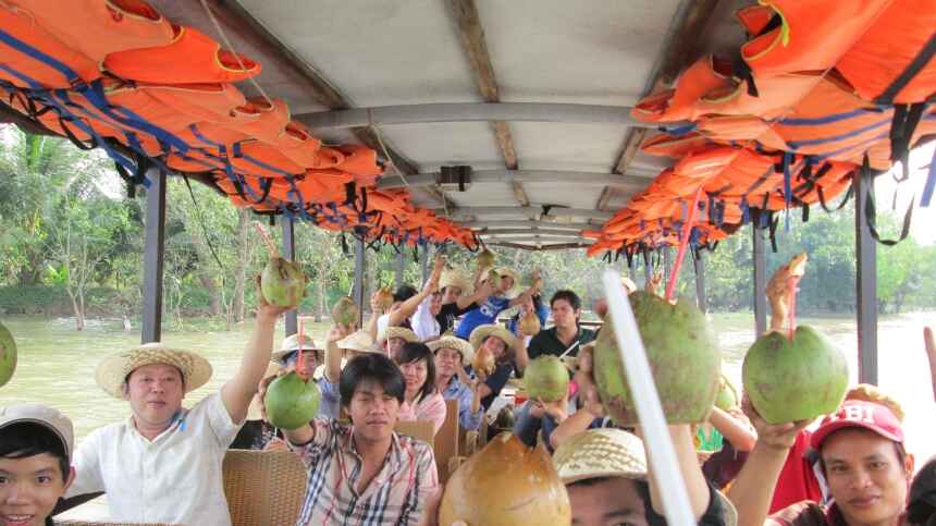 Bầu không khí náo nhiệt tại bến tàu du lịch Mỹ Tho