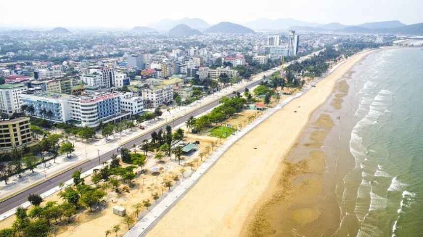 Biển Cửa Lò thu hút khách du lịch với bờ cát trắng và làn nước xanh