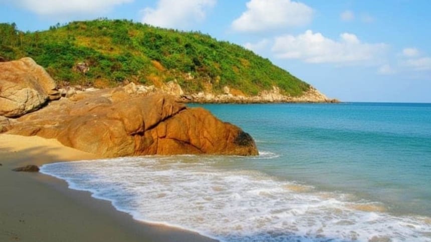 Biển Sa Huỳnh với bãi cát vàng óng ánh trải dài