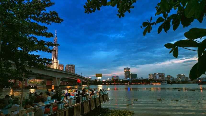 Bờ sông Sài Gòn yên bình và lãng mạn