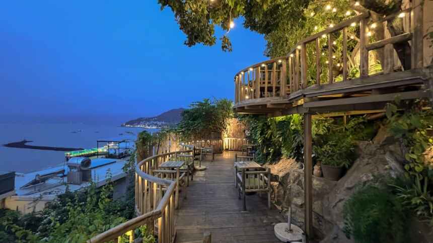 Cà phê thư giãn và thưởng thức đồ uống view biển