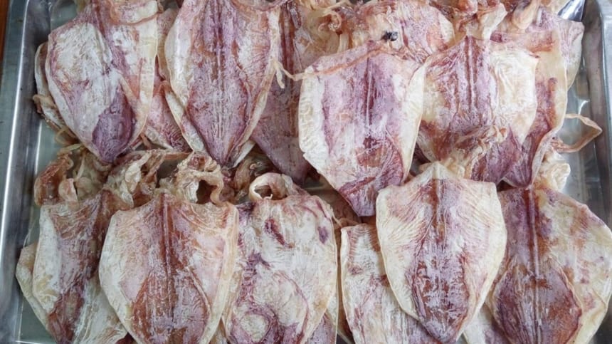 Cá và mực khô là món quà không thể thiếu cho mỗi du khách