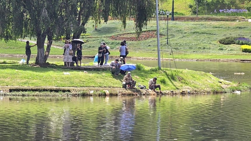Câu cá tại công viên Hồ Phùng Khoang