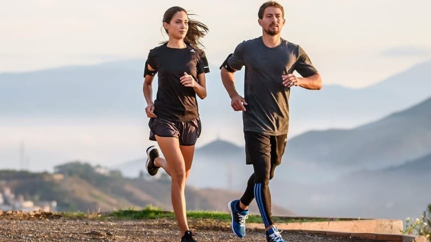 Chạy bộ rèn luyện sức khỏe ở hồ điều hòa Nhân Chính