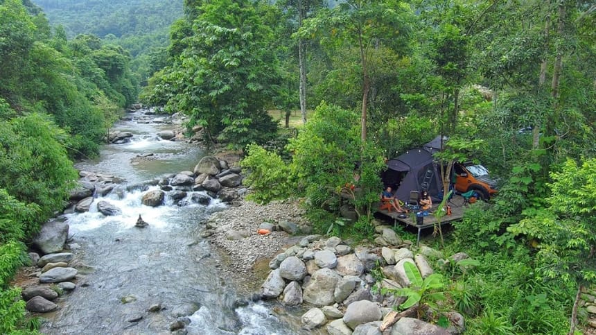 Chùa Hang trong lòng núi đá vôi