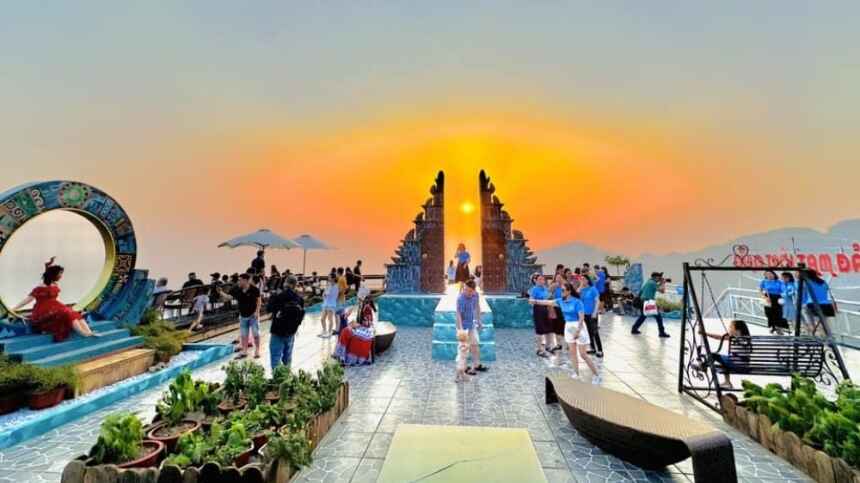 Cổng trời Tam Đảo ẩn hiện trong làn sương mù