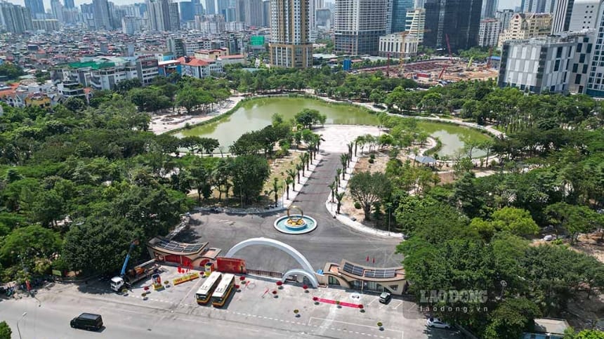 Công viên mở cửa đón khách từ sáng cho đến tối muộn