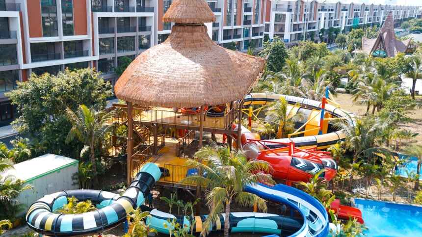 Công viên nước Aqua Bay thư giãn giữa làn nước mát trong veo