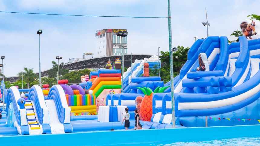 Công viên nước thu hút đông đảo khách du lịch trong mùa hè