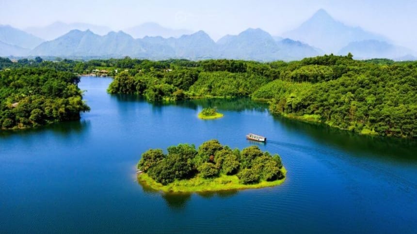 Đầm Ao Châu yên bình và hoang sơ