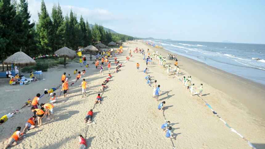 Dạo chơi và tắm biển trên bãi Hải Tiến thơ mộng