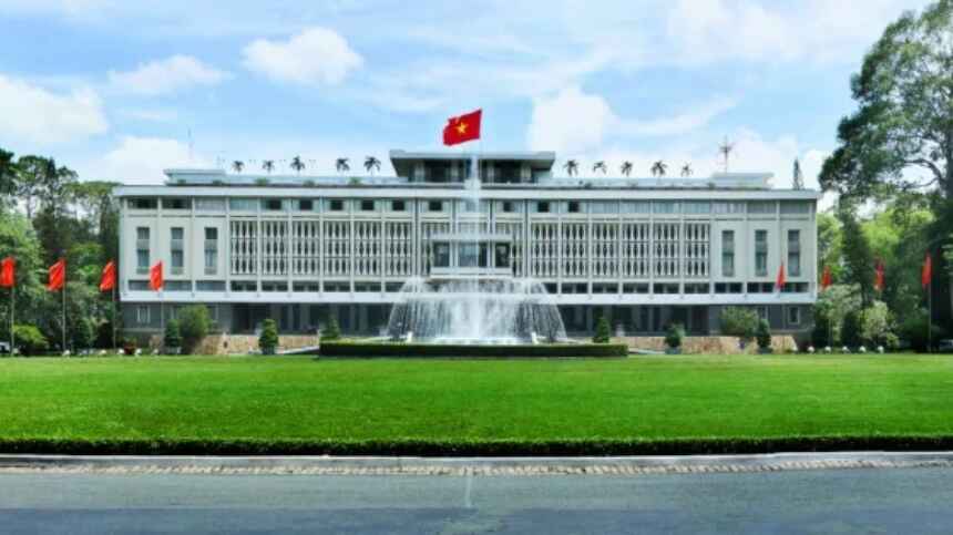 Di chuyển đến cổng Dinh Độc Lập bằng xe công nghệ