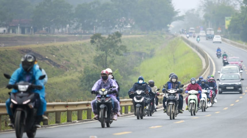 Di chuyển đến công viên bằng xe máy sẽ giúp bạn chủ động về lịch trình