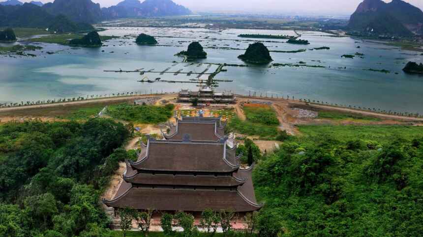 Điện Tam Thế là công trình có quy mô lớn nhất trong chùa