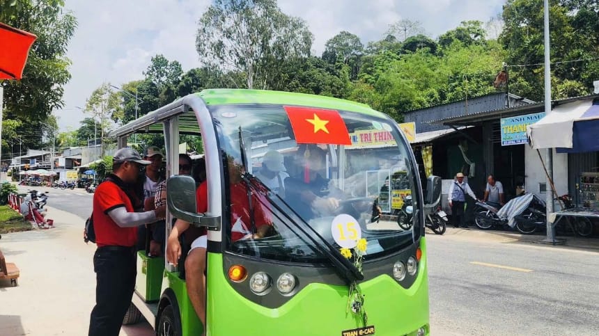 Du khách có thể di chuyển đến công viên bằng nhiều phương tiện