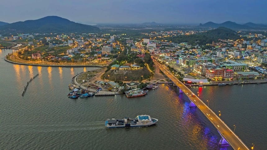 Hà Tiên là nơi có địa hình đa dạng với nhiều hang động lớn nhỏ