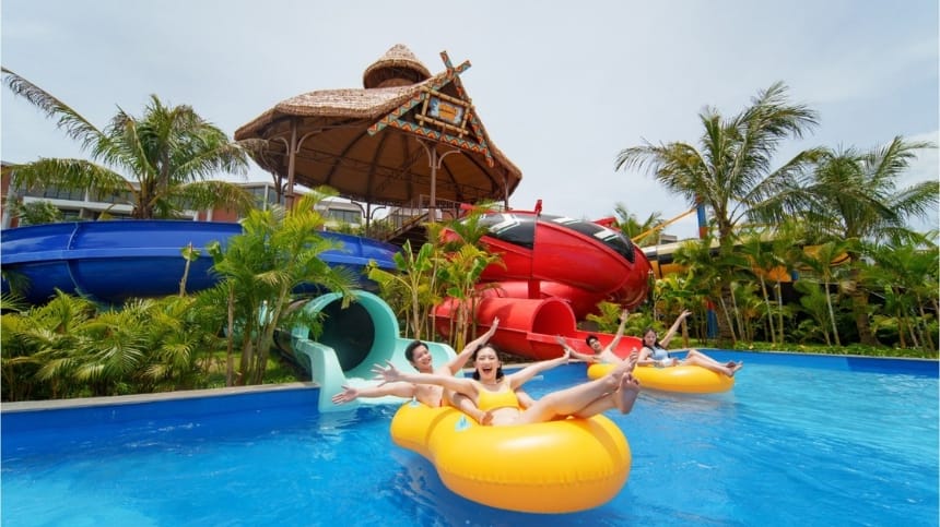 Hệ thống máng trượt nước đầy kịch tính tại công viên nước quận 9