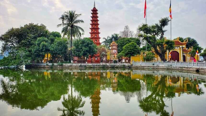 Hồ Tây có gì chơi? Thăm quan chùa Trấn Quốc