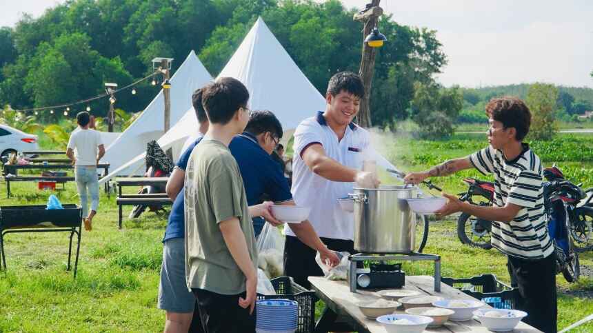 Hoạt động cắm trại và teambuilding