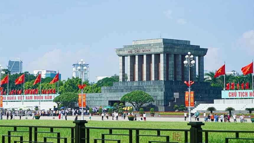 Không cần mua vé vào thăm Lăng Bác