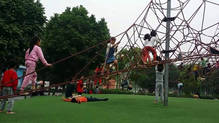 Khu vui chơi trẻ em được trải cỏ nhân tạo mềm mịn và sạch sẽ