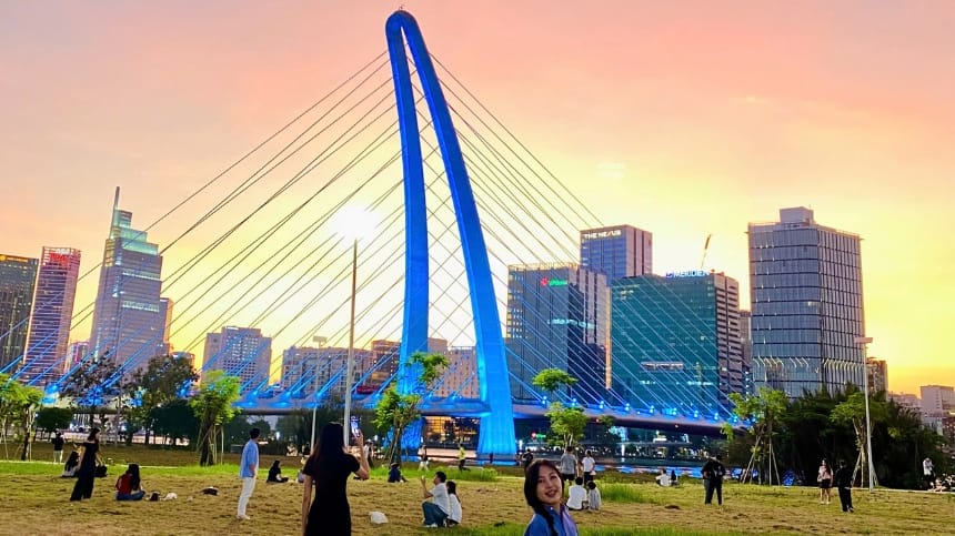 Ngắm nhìn khung cảnh rực rỡ của hoàng hôn ở công viên