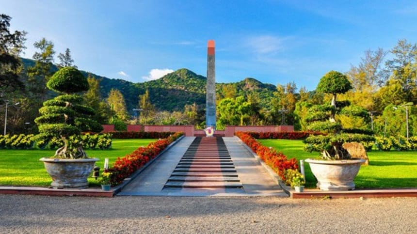 Nghĩa địa Hàng Dương là địa điểm du lịch tâm linh nổi tiếng