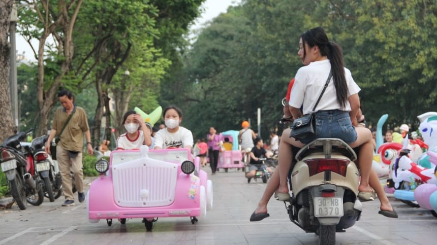Người dân nơi đây có thể di chuyển bằng nhiều phương tiện đến công viên