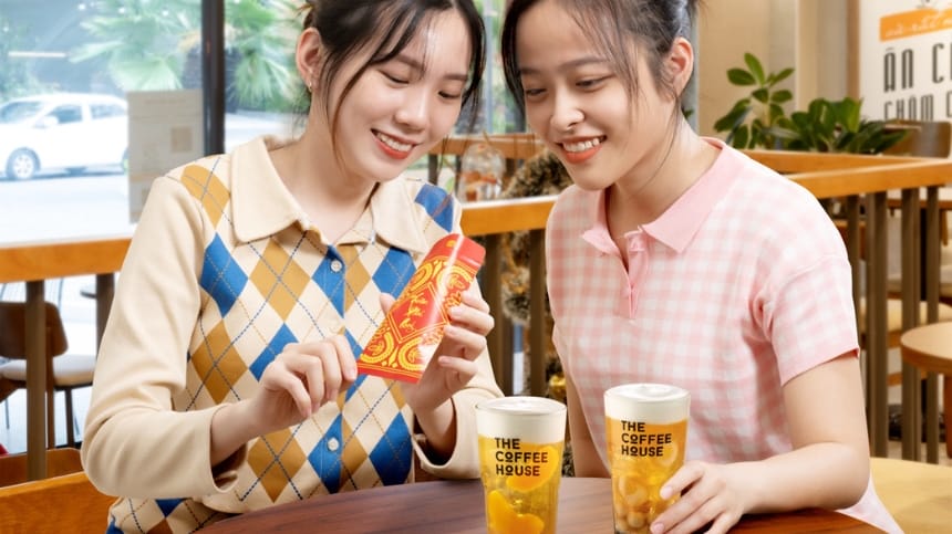 Nhâm nhi ly trà chanh và tán gẫu cùng bạn bè