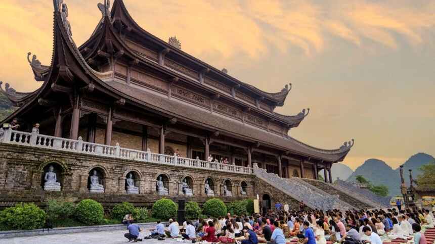 Pho tượng Phật Thích Ca Mâu Ni bằng đồng tại chùa
